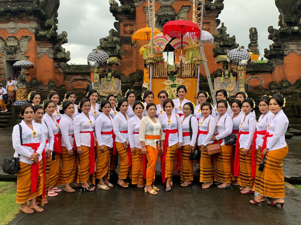 PKK Desa Petang Ngayah Ngerejang Giri Putri Di Pusat Pemerintahan Kabupaten Badung